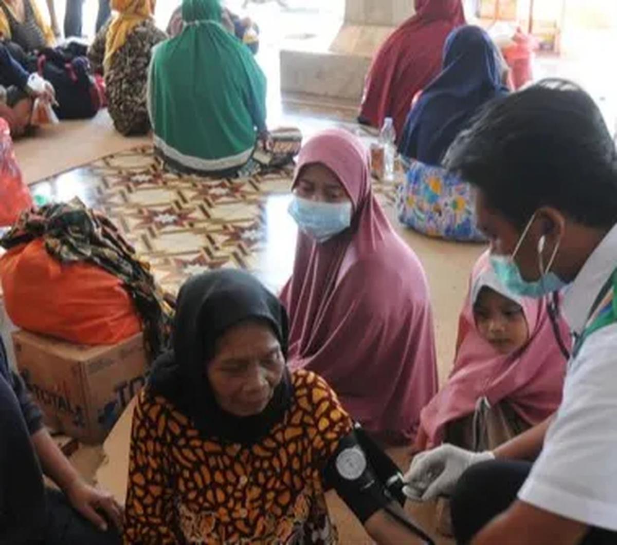 Bukan hanya itu saja, penyakit ISPA juga bisa dikarenakan adanya infeksi bakteri. Adapun beberapa macam bakteri yang menjadi penyebab ISPA adalah Streptococcus, Haemophilus, Chlamydia. Staphylococcus aureus, Mycoplasma pneumoniae, Corynebacterium diphteri