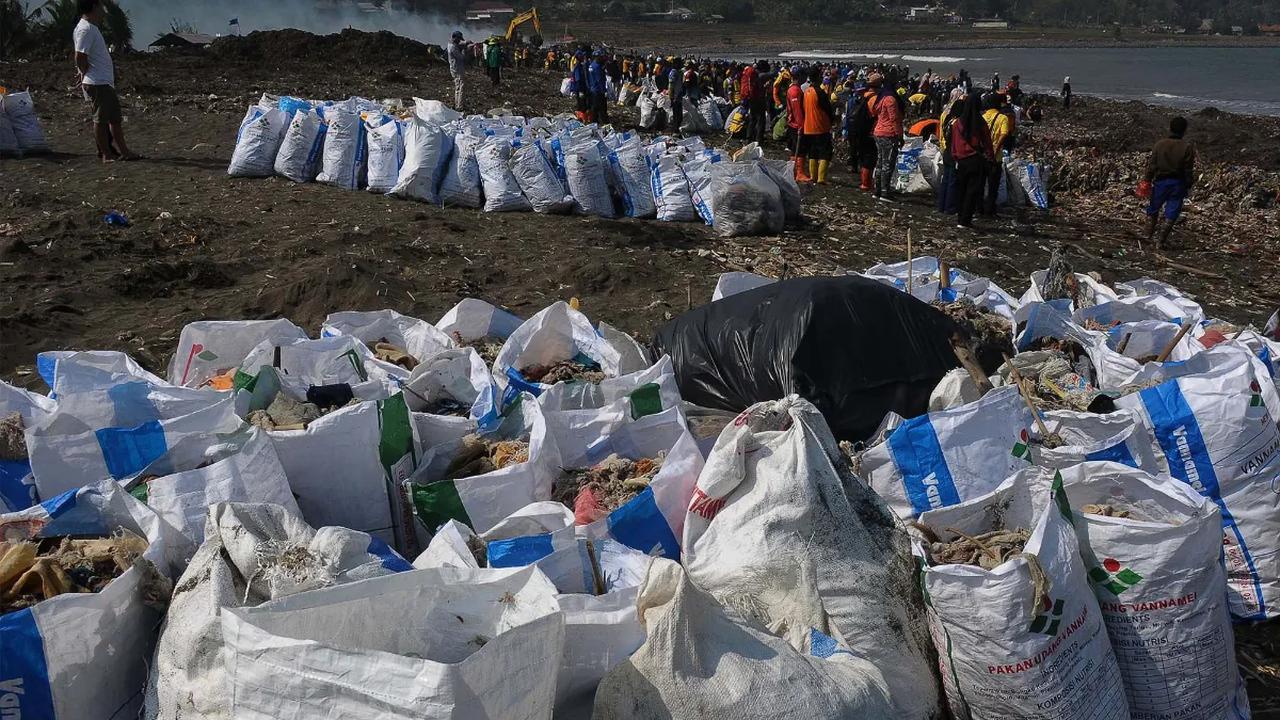 <b>Aksi Bersih-Bersih Pantai Didahului Pemkab Sukabumi</b>
