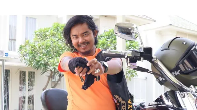 6 Gaya Dodit Mulyanto dengan Motor Harley Davidsonnya yang Keren Abis