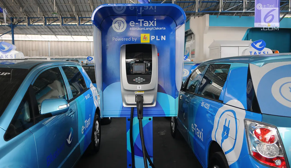 Tempat pengisian daya listrik terlihat di pool Blue Bird, Jakarta, Selasa (23/4). Perusahaan taksi Blue Bird meluncurkan taksi bertenaga listrik pertama di Indonesia. Rencananya, sebanyak 30 unit taksi listrik Blue Bird akan beroperasi mulai Mei 2019. (Liputan6.com/Angga Yuniar)