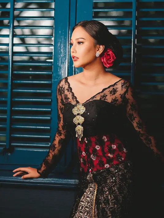 Kebaya Jawa modern dari @fadlan_indonesia menciptakan 3 pattern yang dipakai Dara Arafah (Foto: Instagram @daraarafah)