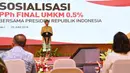 Presiden Jokowi memberikan sambutan pada sosialisasi PPh final UMKM di Sanur, Sabtu (23/6). Mengenakan pakaian adat Bali, Jokowi mensosialisasikan penurunan tarif pajak PPh kepada lebih dari seribu pelaku usaha. (Liputan6.com/Pool/Biro Pers Setpres)