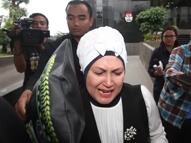 Tangis ibu tersangka Gubernur Jambi nonaktif Zumi Zola, Hermina usai menjalani pemeriksaan di Gedung KPK, Jakarta, Rabu (23/5). Hermina  menjalani dua pemeriksaan sebagai saksi untuk Zumi Zola dan Arfan. (Liputan6.com/Herman Zakharia)
