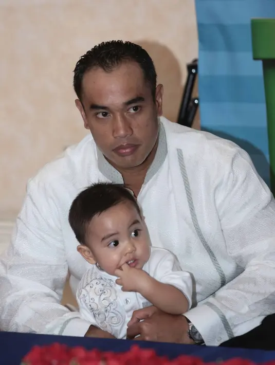 Mainaka Zannati Bakrie berulang tahun di usia pertamanya mendapatkan untaian doa dari kedua orang tua, keluarga, dan para anak yatim. Kedua orang tua Naka sengaja mengundang anak-anak yatim piatu di hari ulang tahunnya. (Nurwahyunan/Bintang.com)