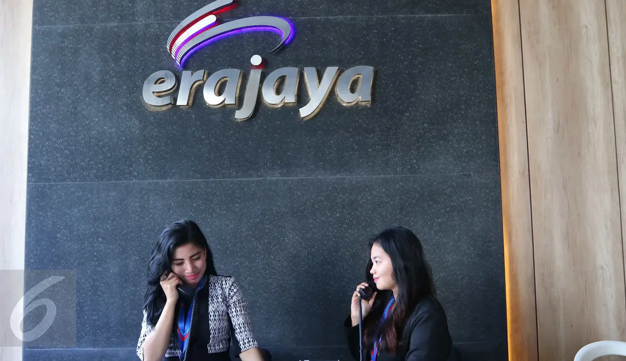 Call center melakukan pelyanan kepada konsumen di erafon, Jakarta, Rabu (31/8). Erafone.com tidak melayani transaksi melalui sosial media dan aplikasi chat namun hanya melayani pembelian melalui erafone.com. (Liputan6.com/Angga Yuniar)