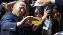 Aktor Jason Statham berswafoto bersama penggemar selama acara red carpet dalam premiere film 'Fast & Furious: Hobbs & Shaw' di Beijing, China, Senin (5/8/2019). Hobbs and Shaw menempatkan dua aktor laga papan atas, Jason Statham dan Dwayne Johnson sebagai pemeran utama. (AP Photo/Andy Wong)