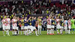 Pemain Kroasia menyapa para penggemar di akhir pertandingan grup F Piala Dunia antara Kroasia dan Belgia di Stadion Ahmad Bin Ali di Al Rayyan, Qatar, Kamis (1/12/2022). Hasil imbang ini membuat Kroasia finis posisi kedua dan lolos ke babak 16 besar bersama Maroko. (AP Photo/Luca Bruno)