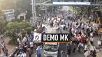 Massa aksi kawal MK membubarkan diri usai Salat Ashar. Usai membubarkan diri, mereka langsung membereskan sisa sampah di sepanjang jalan.