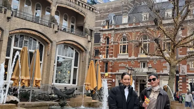 Enzy Storia Liburan ke Amsterdam dengan gaya layering. [@enzystoria]