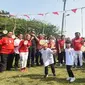 Jan Ethes, cucu Presiden Jokowi, diam saja saat dibujuk ikut lomba makan kerupuk di Istana Bogor. (dok. Sekretariat Kabinet/Dinny Mutiah)