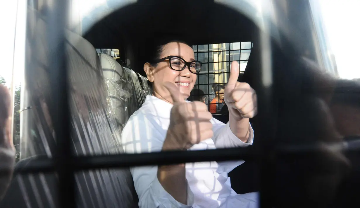 Miryam S. Haryani berada mobil tahanan usai menjalani pemeriksaan di Gedung KPK, Jakarta, Rabu (10/1). Miryam diperiksa sebagai saksi tersangka dugaan korupsi e-KTP, Anang Sugiana Sudihardjo (ASS). (Liputan6.com/Helmi Fithriansyah)