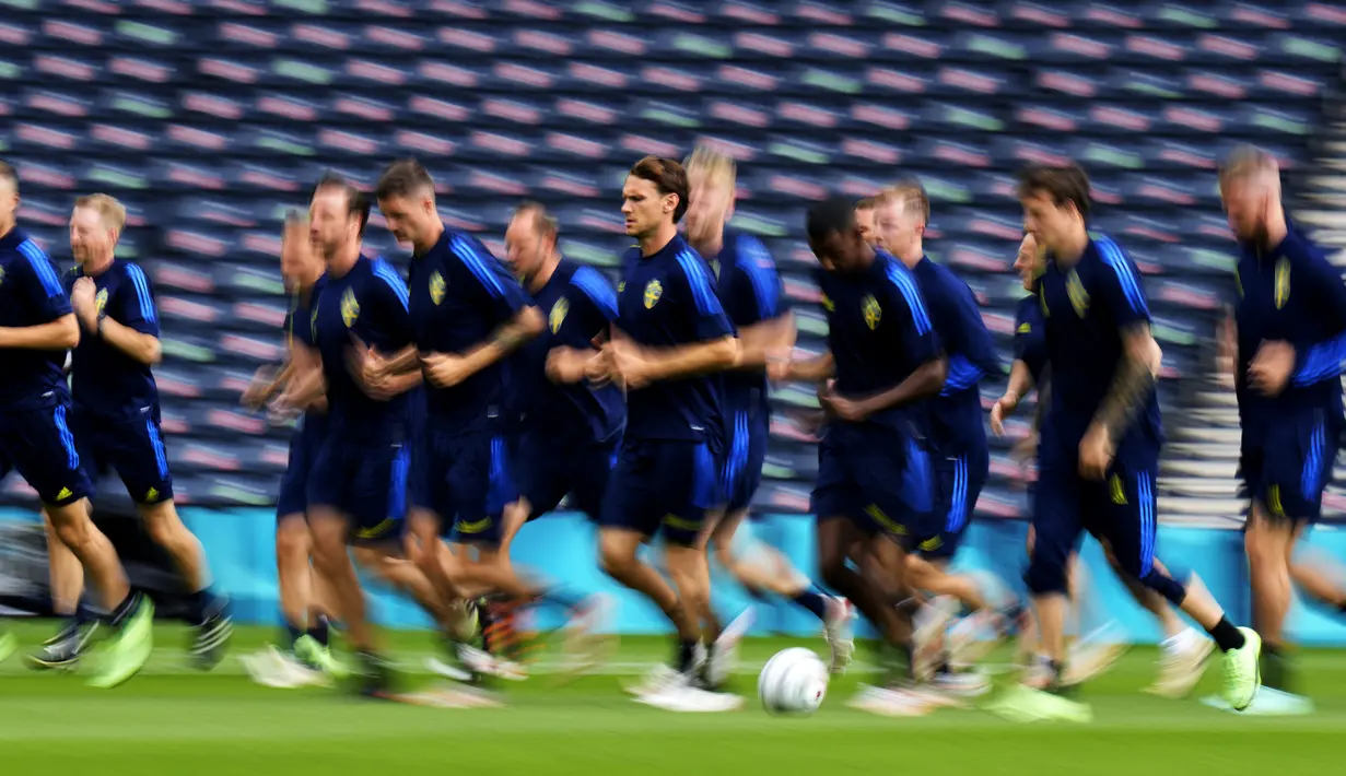 Para pemain Swedia melakukan pemanasan selama sesi latihan di Stadion Hampden Park di Glasgow, Senin (28/6/2021). Pemenang antara Swedia vs Ukraina akan bertemu Inggris atau Jerman di perempat final. (AP Photo/Petr David Josek)