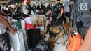 <p>Anjing pelacak K9 BNN mengendus para penumpang di Terminal Kampung Rambutan, Jakarta, Rabu (27/04/20222). Pemeriksaan dengan anjing pelacak tersebut dilakukan guna mengantisipasi peredaran narkoba di tengah arus mudik menyambut Lebaran atau Hari Raya Idul Fitri 1443 H. (merdeka.com/Arie Basuki)</p>