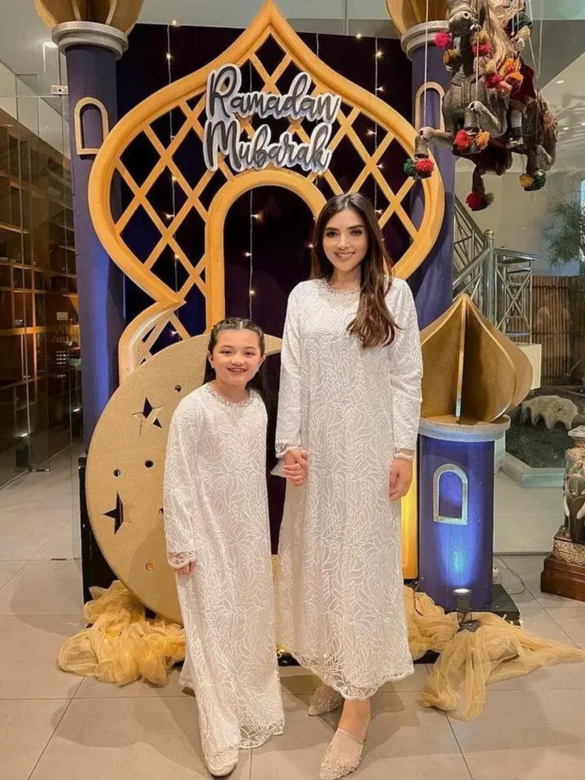 Rekomendasi Baju Lebaran Brokat dari Artis yang Elegan dan Memukau