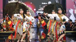 Penari Reog Ponorogo dari Sedulur Warok Ponorogo Bekasi beraksi saat pembukaan acara Parade Wastra Nusantara 2025 yang di Grand Atrium Kota Kasablanka, Jakarta Selatan, Jumat (8/8/2025). (KapanLagi.com/Budy Santoso)