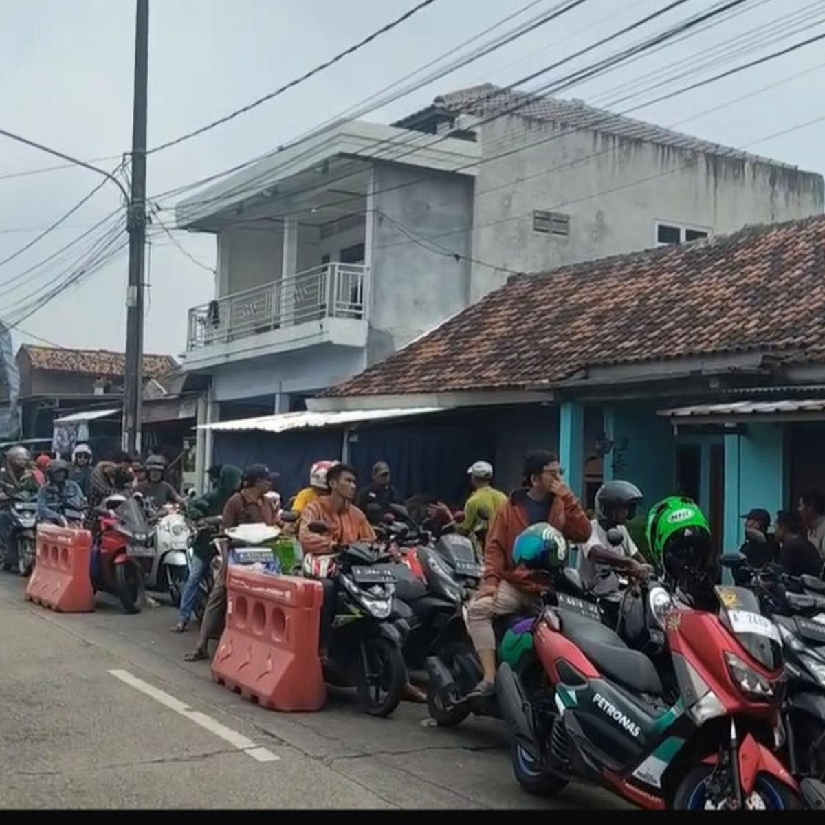 warga antre bayar pajak