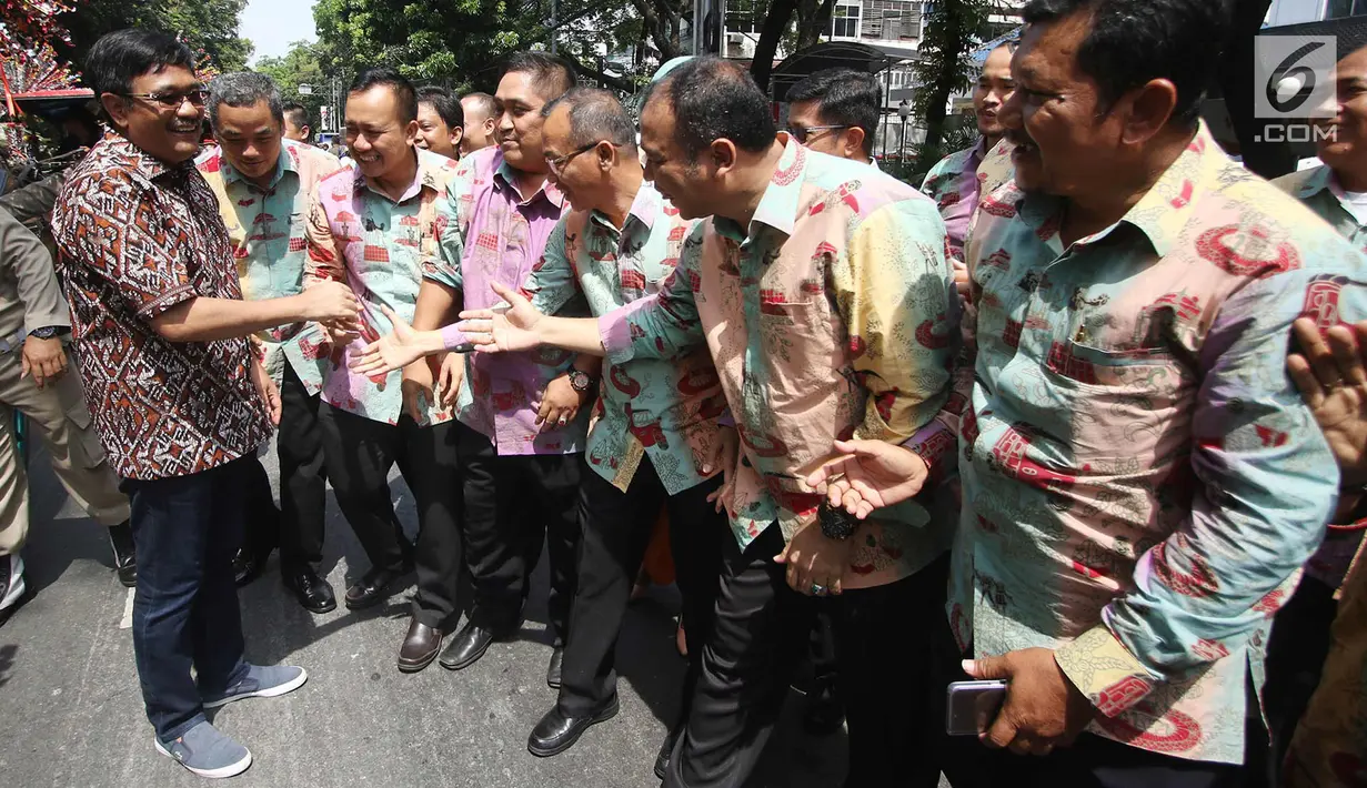 Gubernur DKI Jakarta Djarot Saiful Hidayat bersalaman dengan warga saat perpisahan dirinya di Jalan Kebon Sirih, Jakarta, (15/10). Pelepasan Djarot berlangsung meriah dengan iring-iringan delman serta sambutan masyarakat. (Liputan6.com/Immanuel Antonius)