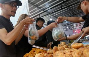 Sekitar pukul 16.00 WIB, warga mulai memadati 'pasar' yang hanya tersedia selama bulan Ramadan. (Liputan6.com/Herman Zakharia)