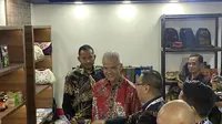 Gubernur Jawa Tengah Ganjar Pranowo turut mengunjungi booth Anggota Grup MIND ID pada kesempatan Hari UMKM Nasional 2023 di Surakarta, 10 Agustus 2023. (Liputan6.com/ist)