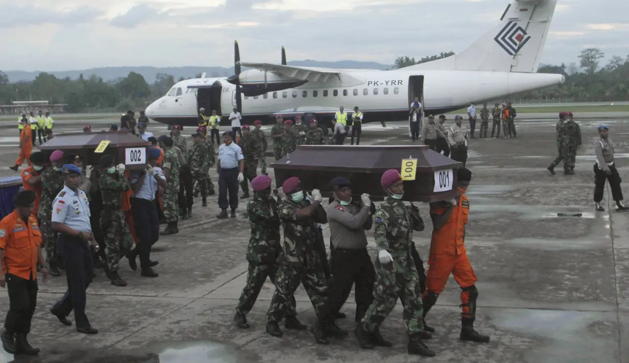 Petugas mengangkat sejumlah peti jenazah korban kecelakaan Trigana Air di Bandara Sentani, Kabupaten Jayapura, Papua, Rabu (19/8). Lima awak dan 49 penumpang menjadi korban kecelakaan pesawat pada 16 Agustus 2015 lalu. (REUTERS/Muhammad Yamin)