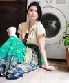 Kamu dapat menggunakan kemeja saat sedang berkain agar tetap tampil stylish. (instagram/tissabiani)