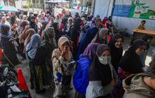 FOTO: KJP Plus Cair, Warga Ramai-Ramai Belanja Sembako Bersubsidi