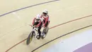 Pebalap sepeda Indonesia, Sri Sugiyanti dan Ni'mal Maghfiroh, saat beraksi pada Asian Para Games di Velodrome, Jakarta, Kamis (11/10/2018). Pasangan Indonesia ini meraih medali perak di nomor trek Individual Pursuit B putri. (Bola.com/M Iqbal Ichsan)