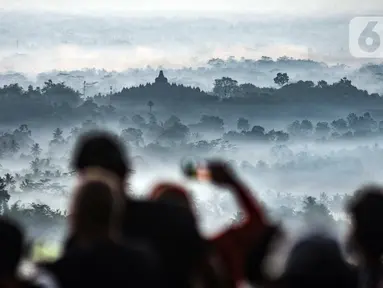 Pemandangan Candi Borobudur saat matahari terbit atau sunrise di Punthuk Setumbu, Karangrejo, Magelang, Jawa Tengah, Senin (16/5/2022). Punthuk Setumbu menjadi destinasi favorit di Jawa Tengah, terlebih saat libur Waisak yang terkenal dengan keindahan alam Candi Borobudur dan sekitarnya saat matahari terbit. (merdeka.com/Iqbal S. Nugroho)