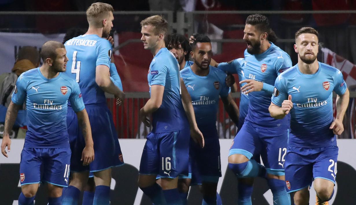 Para pemain Arsenal merayakan gol yang dicetak oleh Theo Walcott ke gawang BATE Borisov pada laga Liga Europa di Stadion Borisov, Kamis (28/9/2017). Arsenal menang 4-2 atas BATE Borisov. (AP/Sergei Grits)