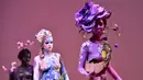 Model berjalan diatas panggung saat mengikuti  kompetisi seni tubuh di International "Crystal Angel" Festival of Hairdressing ke-15 di Kiev (22/4). (AFP/Sergei Supinsky)