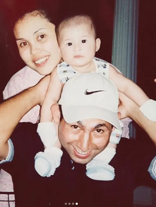 Seperti di foto unggahan Cindy Claudia Harahap, Sabrina Eben yang tampak mungil di foto ini, kini telah genap berusia 19 tahun. Bukan lagi menjadi gadis mungil, sekarang Sabrina menjadi sosok cantik yang seksi. (Instagram/sabrinaeben)