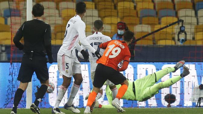 Pemain Shakhtar Manor Solomon mencetak gol kedua pada laga Liga Champions, Grup B melawan Real Madrid di Stadion Olimpiyskiy di Kyiv, Ukraina, Selasa, 1 Desember 2020. (AP Photo / Efrem Lukatsky )