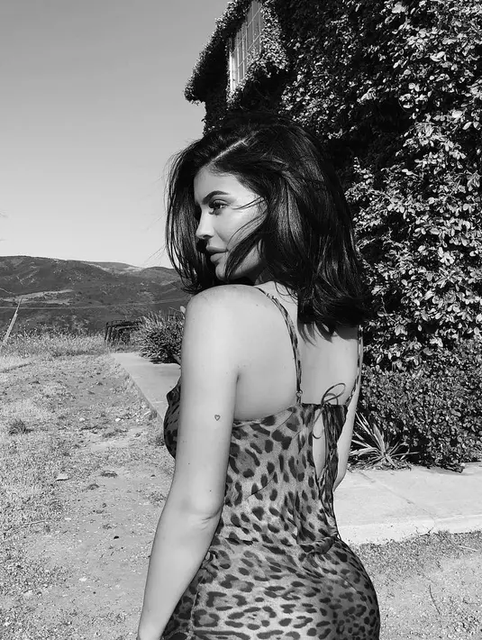 Kylie benar-benar tak ingin berpisah dengan Stormi meski dirinya miliki segudang jadwal lain untuk bisnis. (instagram/kyliejenner)