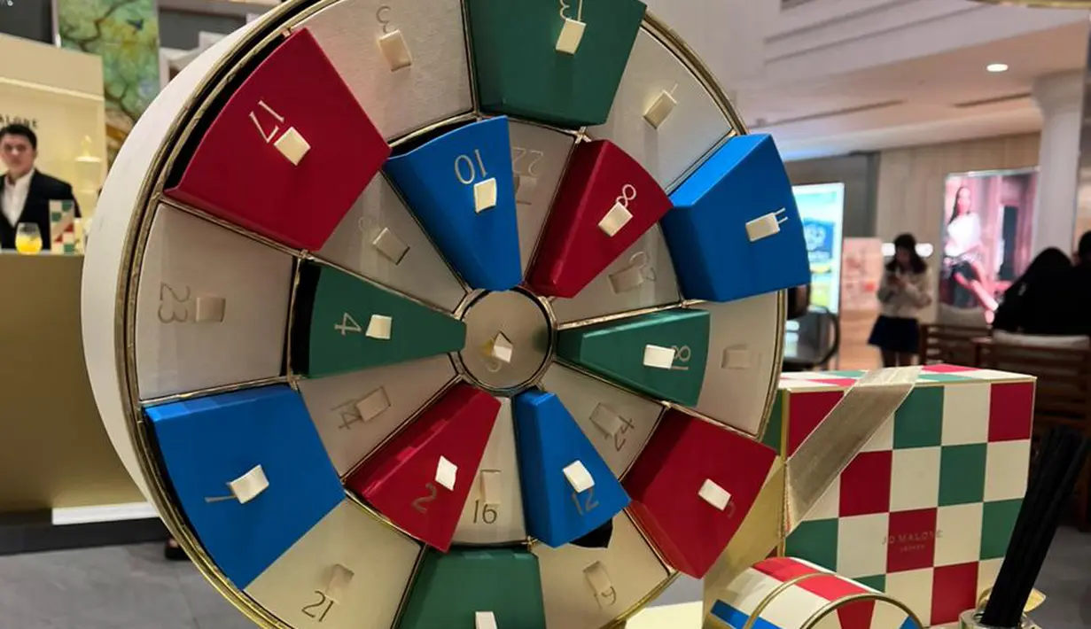 Beragam kejutan juga hadir di sini. Awali keseruan akhir tahun dengan Koleksi e Twelve Day Ornament Collection. Lilin mini, perawatan mandi & tubuh, atau cologne 9ml menanti di dalam masing-masing dari 12 ornamen yang dibungkus terpisah ini, sempurna untuk dibagikan dengan orang terkasih, digantung di pohon Natal, atau menghiasi meja pesta akhir tahun.  / Foto dok : Fimela.com.