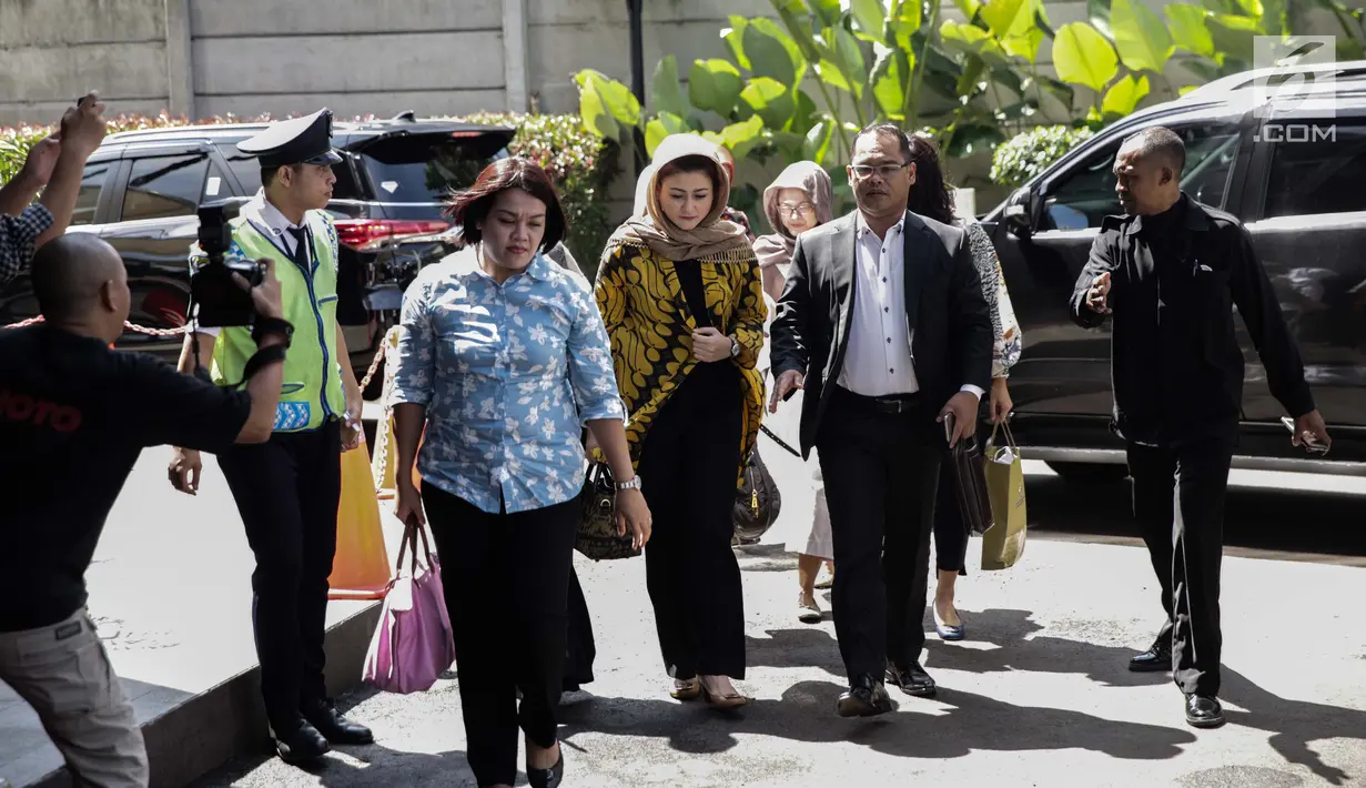 Istri Ketua DPR Setya Novanto, Deisti Astriani Tagor memenuhi panggilan KPK di Jakarta, Senin (20/11). Desti ditemani sejumlah orang untuk menjalani pemeriksaan sebagai saksi terkait kasus korupsi KTP Elektronik (e-KTP). (Liputan6.com/Faizal Fanani)