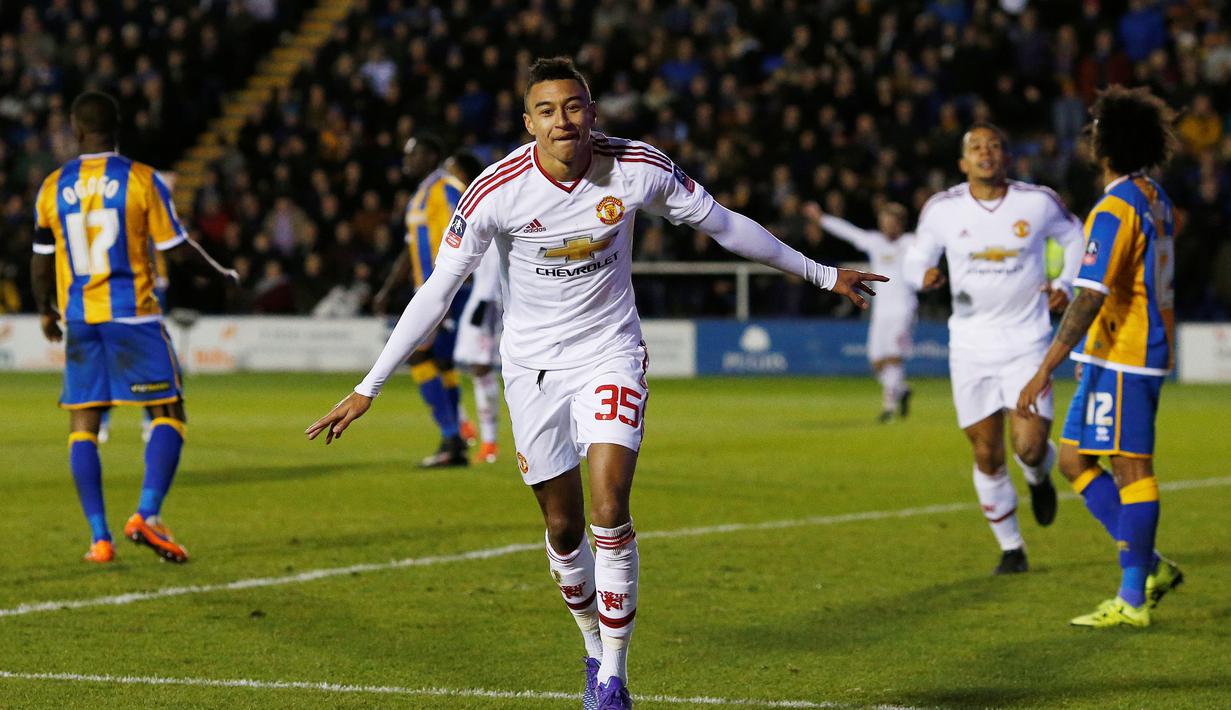 Ekspresi pemain MU, Jesse Lingard, setelah mencetak gol ketiga ke gawang Shrewsbury Town pada putaran kelima Piala FA di Stadion Greenhous Meadow, Shrewsbury, Selasa (23/2/2016) dini hari WIB. (Reuters/Andrew Yates)