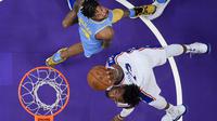 Forward Philadelphia 76ers Robert Covington (bawah) memasukkan bola pada laga NBA 2017-2018 melawan LA Lakers di Staples Center, Rabu (15/11/2017) atau Kamis (16/11/2017) WIB. (AP Photo/Chuck Burton)