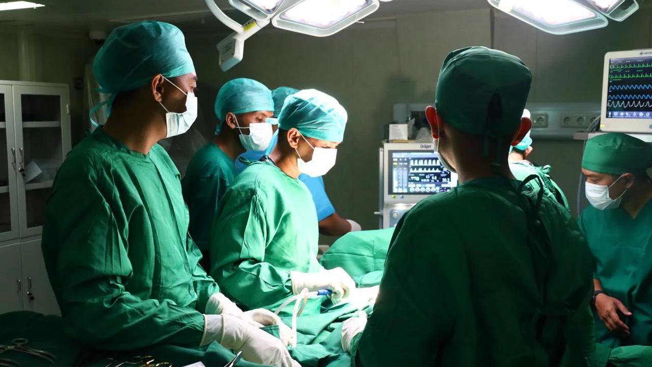 Operasi Bedah Darurat di Tengah Bencana, Tim KRI dr Radjiman Selamatkan Warga Sibolga di Atas Kapal