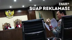 Ahok hadir menjadi saksi dalam kasus suap reklamasi. Di depan hakim, Ahok berdebat dengan Sanusi