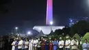 Massa salat bersama saat mengikuti acara Munajat dan Maulid Akbar 2019 #ReuniMujahid212 di kawasan Monas, Jakarta, Senin (2/12/2019). Dalam acara tersebut, massa turut mendoakan agar Imam Besar FPI Rizieq Shihab segera dipulangkan. (Liputan6.com/Herman Zakharia)