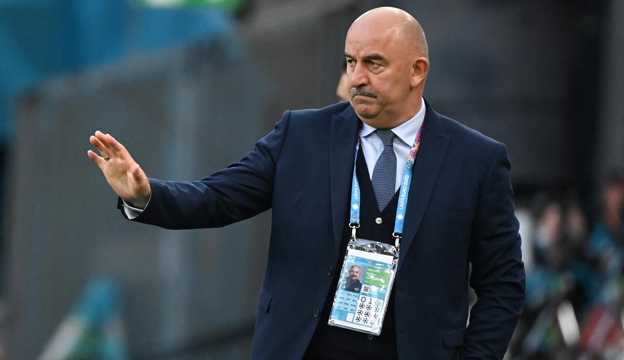 Stanislav Cherchesov. Ia dipecat pada 9 Juli lalu atas hasil buruk Rusia di Euro 2020. Rusia yang diprediksi mampu menjadi kuda hitam, menempati posisi juru kunci Grup B dengan mengoleksi satu kemenangan, di bawah Finlandia yang berstatus debutan. (Foto: AFP/Pool/Jonathan Nackstrand)