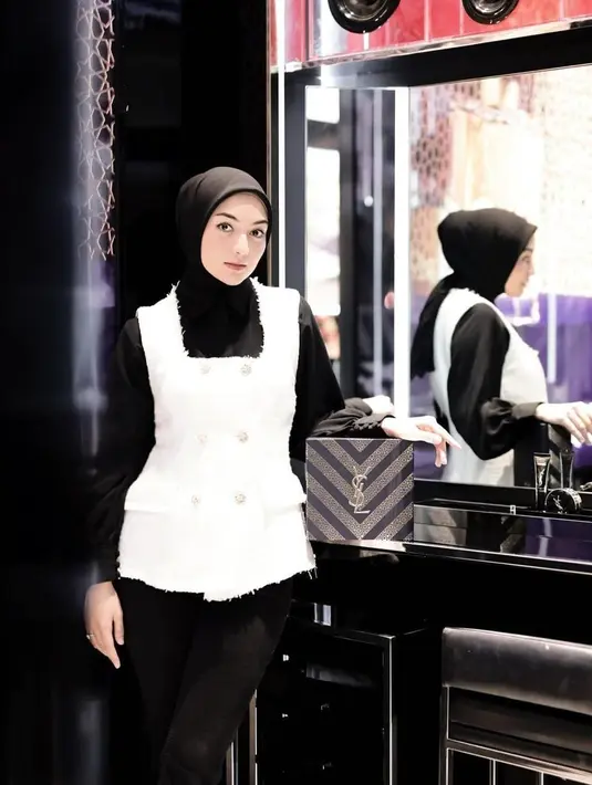 Penampilanmu semakin stylish saat memadukan kemeja hitam dengan rompi berwarna putih. Aura cantikmu akan terpancarkan [instagram/citraciki]