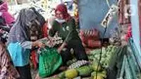 Beberapa bahan pangan dalam BPNT tengah dibagikan kepada masyarakat penerima bantuan. (Liputan6.com)