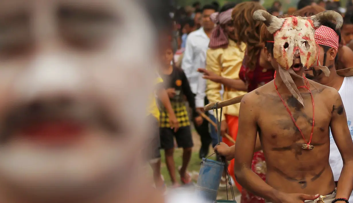 Warga saat mengambil bagian dalam acara perayaan Festival "Lok Ta Pring Ka-Ek" yang merupakan bagian dari festival keagamaan tahunan di pinggiran Phnom Penh, Kamboja, (9/6/2016). (REUTERS/Samrang Pring)