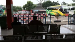 Calon pemudik menanti waktu keberangkatan di area Terminal Kampung Rambutan Jakarta, Senin (30/3/2020). Pemerintah sedang menyiapkan peraturan terkait mudik lebaran 2020 untuk mengurangi mobilitas penduduk dalam upaya pencegahan penyebaran virus Corona COVID-19. (Liputan6.com/Helmi Fithriansyah)