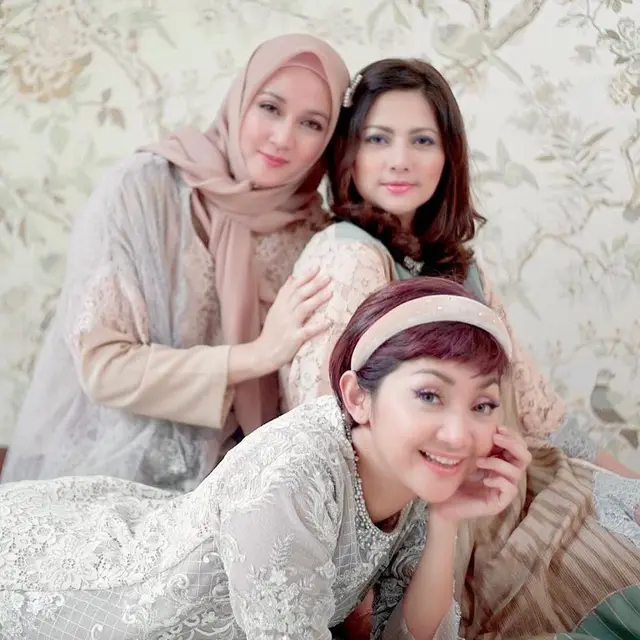 Bikin YouTube Bareng, Ini 6 Potret Kompak Dina Lorenza, Cut Keke, dan Windy Wulandari