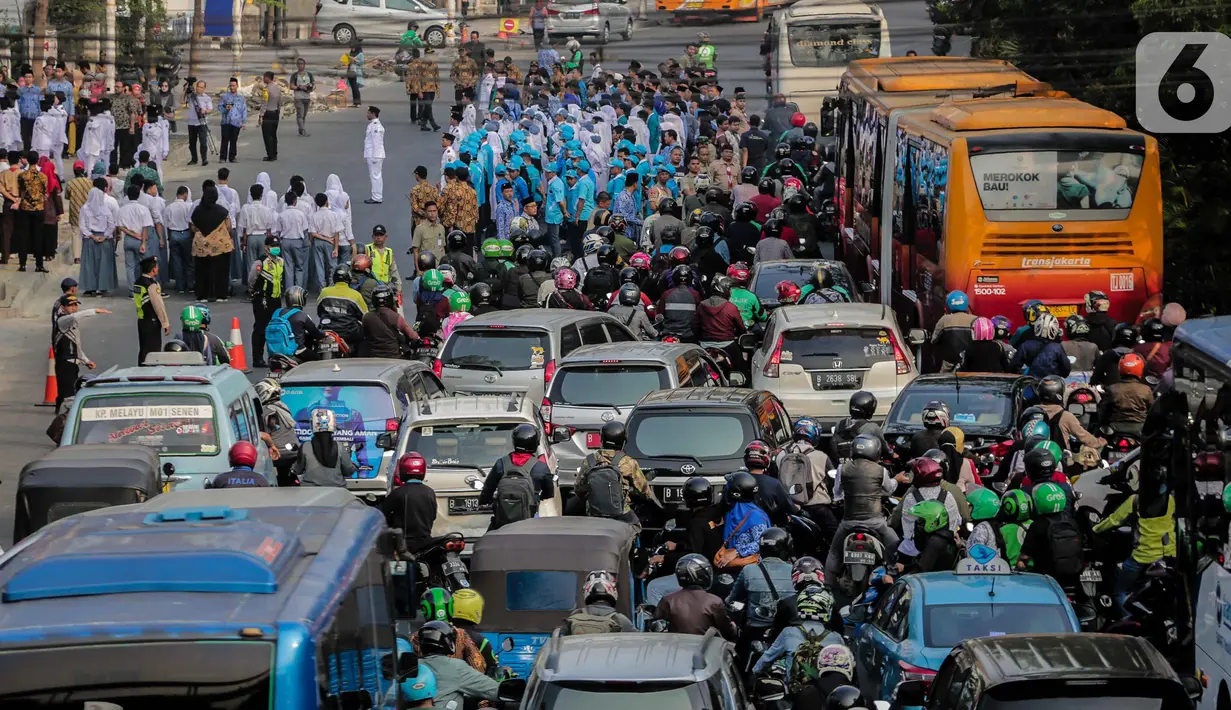 Kendaraan bermotor melaju tersendat akibat terjebak kemacetan di kawasan Kramat Raya, Jakarta Pusat, Senin (28/10/2019). Kemacetan tersebut disebabkan adanya upacara yang digelar di Museum Sumpah Pemuda. (Liputan6.com/Faizal Fanani)