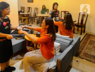 Penyandang down syndrome menyajikan kopi untuk pengunjung di Kopi Kamu, Kebayoran Baru, Jakarta Selatan, Selasa (5/12/2023). (merdeka.com/Arie Basuki)