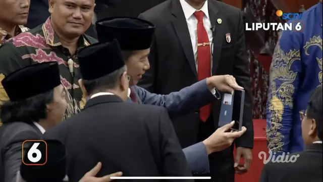 Presiden Jokowi dan Komeng usai pelantikan anggota DPR, MPR, dan DPD, Selasa (1/10/2024).