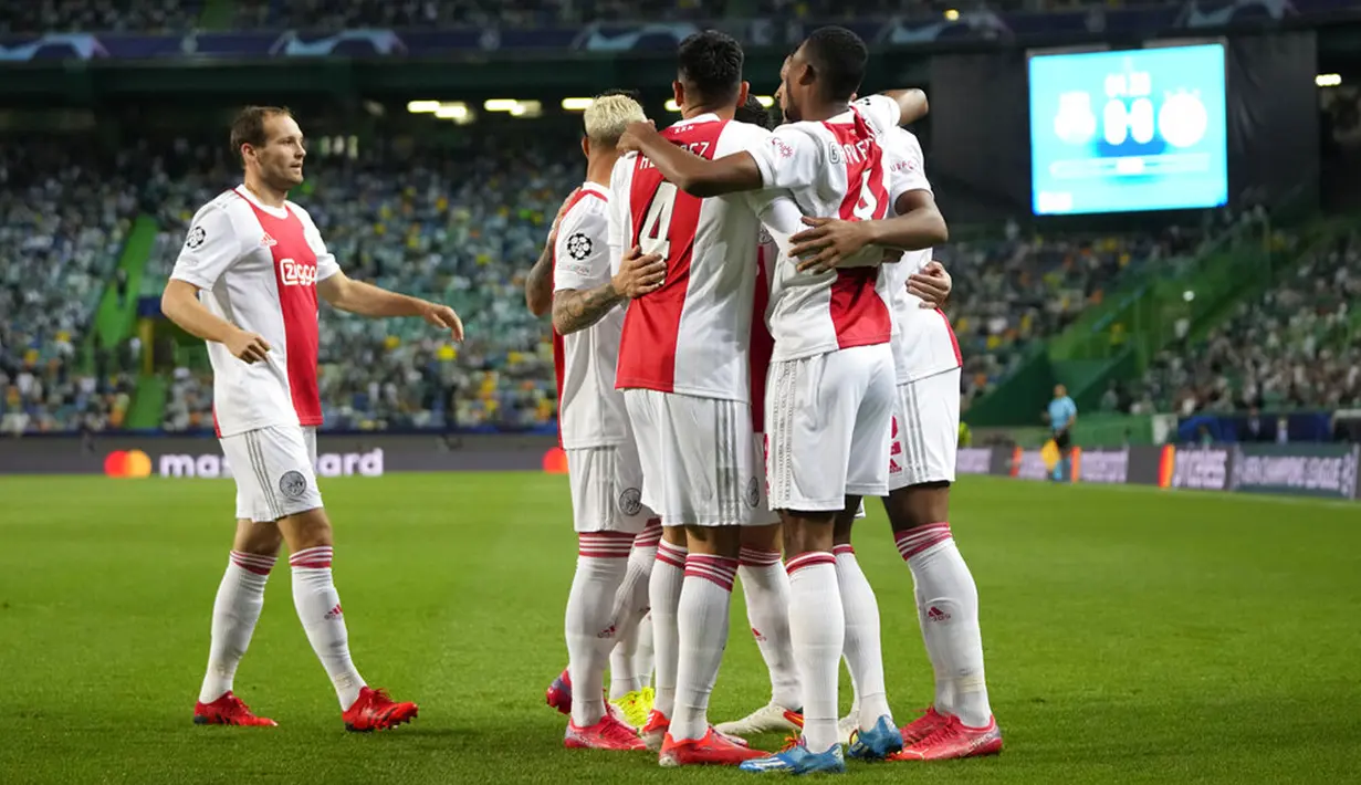 Para pemain Ajax merayakan setelah Sebastien Haller mencetak gol ke gawang Sporting CP pada pertandingan Grup C Liga Champions di Stadion Alvalade, Lisbon, Portugal, Rabu (15/9/2021). Ajax menang 5-1. (AP Photo/Armando Franca)